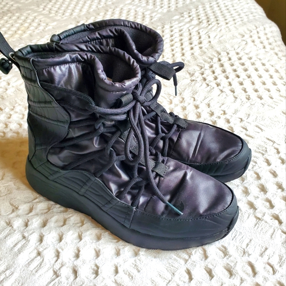 Nike Tanjun high rise waterproof sneakers ankle boots size 10